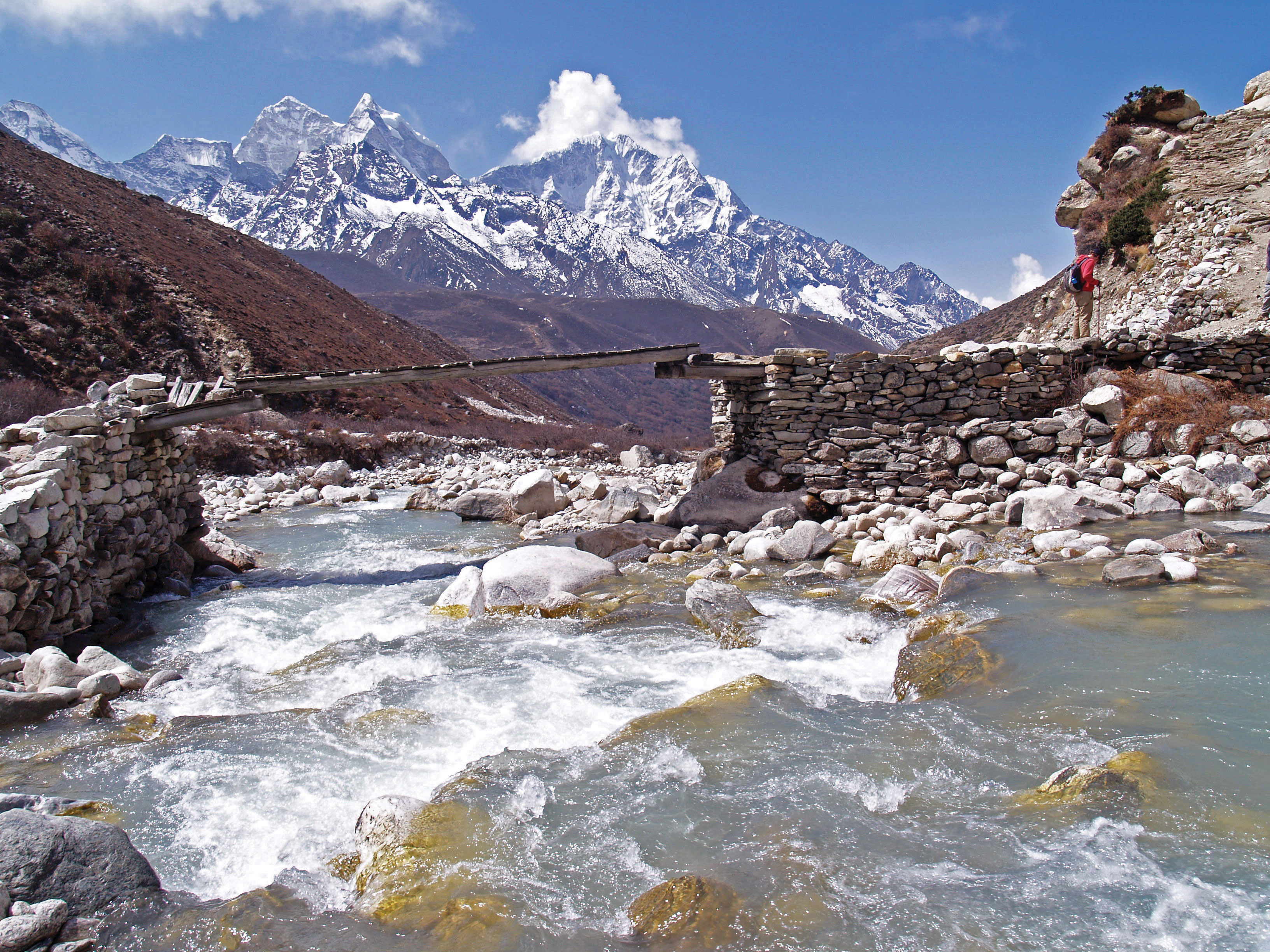 Какие реки берут начало в гималаях. Горные реки в Гималаях. Река Ганга в Гималаях. Гималаи Горная речка. Реки Гималаев.